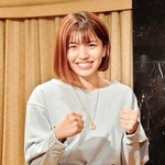 笑顔でポーズを決めるぱんちゃん璃奈＝東京都内