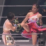 対戦相手（左）にキックを見舞うぱんちゃん璃奈＝２０２１年９月、さいたまスーパーアリーナ