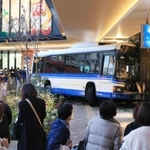 商業施設に突っ込んだ阪神バス＝１３日午後４時４９分、西宮市田中町