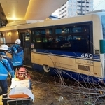 けが人の救助をする救急隊員ら＝１３日午後５時２０分、西宮市田中町（写真の一部を画像処理しています）