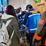 けが人の救助をする救急隊員ら＝１３日午後５時２０分、西宮市田中町（写真の一部を画像処理しています）