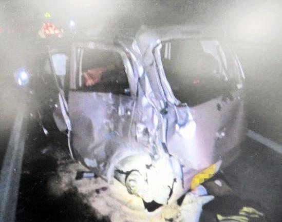 大破した軽乗用車＝４日午前、加古川バイパス（兵庫県警提供、画像の一部を加工しています）