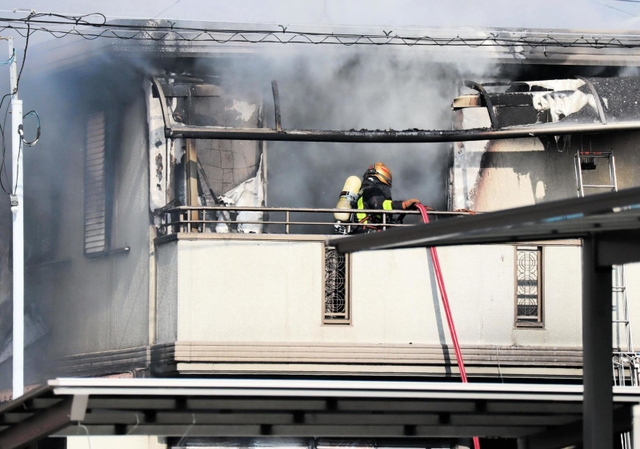 白煙を上げる民家＝８日午前１１時４１分、伊丹市桜ケ丘１