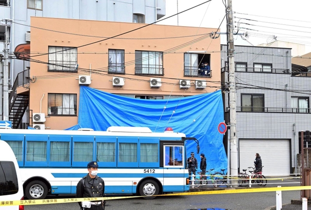 現場検証が再開された集合住宅。１～２階部分がビニールシートで覆われている＝２３日午前、神戸市兵庫区湊町１