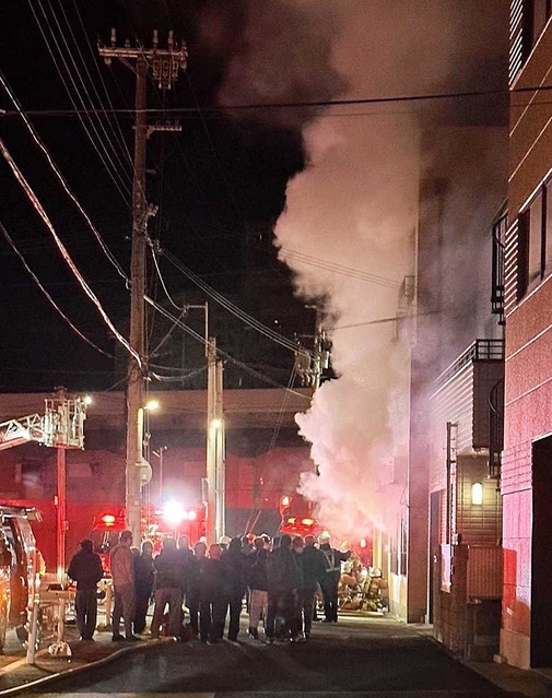 激しく白い煙を出して燃える集合住宅＝２２日午前１時５３分、神戸市兵庫区湊町１（近隣住民提供）