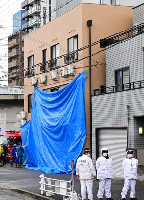 ８人が死傷した集合住宅の火災。激しく燃えていたのは１階南角の部屋＝２２日未明、神戸市兵庫区湊町１