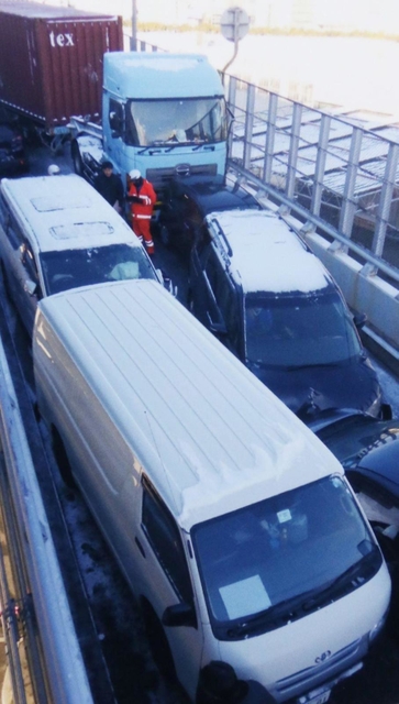 乗用車やトレーラー計１２台が絡んだ事故の現場＝２５日朝、灘区摩耶埠頭（兵庫県警灘署提供）