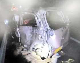 大破した軽乗用車＝４日午前、加古川バイパス（兵庫県警提供、画像の一部を加工しています）