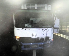 軽乗用車に衝突したトラック＝加古川バイパス（兵庫県警提供、画像の一部を加工しています）