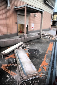 商業施設「アイティ」の立体駐車場から落下した外壁＝豊岡市大手町