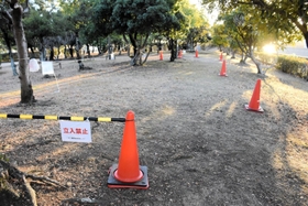 コーンやロープで立ち入りが制限された現場＝播磨町古宮、望海公園
