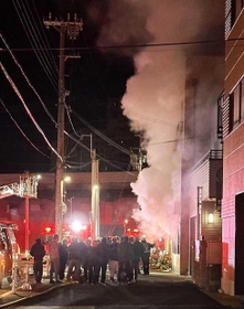 激しく白い煙を出して燃える集合住宅＝２２日午前１時５３分、神戸市兵庫区湊町１（近隣住民提供）