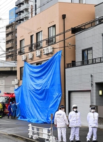 ８人が死傷した集合住宅の火災。激しく燃えていたのは１階南角の部屋＝２２日未明、神戸市兵庫区湊町１