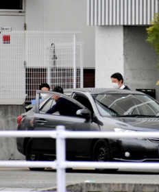 加東市役所から発注工事に関係する資料を運び出す兵庫県警の捜査員＝１５日午後、加東市社