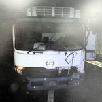 軽乗用車に衝突したトラック＝加古川バイパス（兵庫県警提供、画像の一部を加工しています）