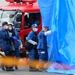 火災があった集合住宅に入る兵庫県警の捜査員ら＝２３日午前、神戸市兵庫区湊町１