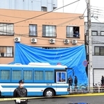 現場検証が再開された集合住宅。１～２階部分がビニールシートで覆われている＝２３日午前、神戸市兵庫区湊町１