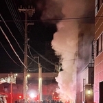 激しく白い煙を出して燃える集合住宅＝２２日午前１時５３分、神戸市兵庫区湊町１（近隣住民提供）