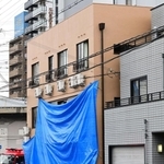 ８人が死傷した集合住宅の火災。激しく燃えていたのは１階南角の部屋＝２２日未明、神戸市兵庫区湊町１