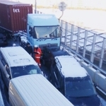 乗用車やトレーラー計１２台が絡んだ事故の現場＝２５日朝、灘区摩耶埠頭（兵庫県警灘署提供）