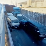 乗用車やトレーラー計１２台が絡んだ事故の現場＝２５日朝、灘区摩耶埠頭（兵庫県警灘署提供）