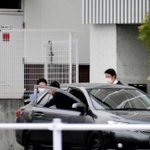 加東市役所から発注工事に関係する資料を運び出す兵庫県警の捜査員＝１５日午後、加東市社