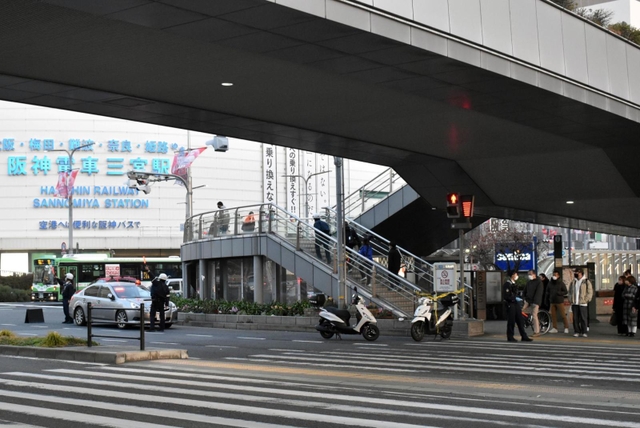三ノ宮駅前で成人男性が歩道橋から転落し、兵庫県警によって規制線が張られた現場＝午後５時２１分、神戸市中央区三宮町１