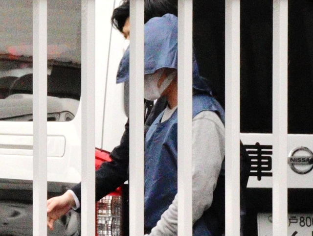 兵庫署から送検される吉岡隼人容疑者＝１０日午後０時５６分、神戸市兵庫区下沢通３