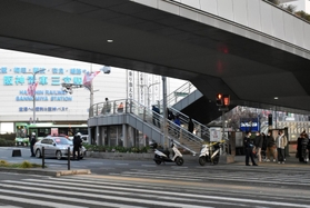 三ノ宮駅前で成人男性が歩道橋から転落し、兵庫県警によって規制線が張られた現場＝午後５時２１分、神戸市中央区三宮町１