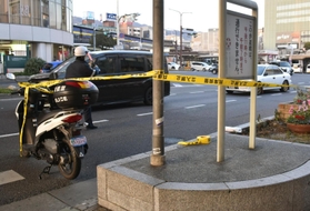 三ノ宮駅前で成人男性が歩道橋から転落し、兵庫県警によって規制線が張られた現場＝午後５時１２分、神戸市中央区三宮町１