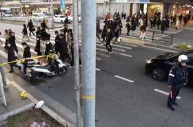三ノ宮駅前で成人男性が歩道橋から転落し、兵庫県警によって規制線が張られた現場＝午後５時１２分、神戸市中央区三宮町１