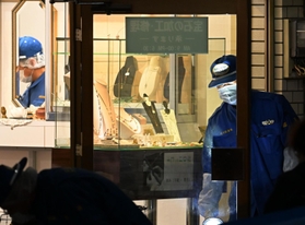 強盗事件が発生した宝飾店を調べる捜査員たち＝７日午後７時１４分、神戸市兵庫区上沢通８