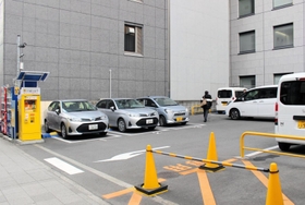 吉岡隼人容疑者がいたとみられる駐車場＝９日午後０時１９分、神戸市中央区磯上通７