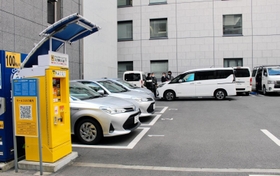 吉岡隼人容疑者がいたとみられる駐車場＝９日午後０時１９分、神戸市中央区磯上通７
