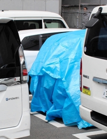 吉岡隼人容疑者が使用していたとみられる車両はブルーシートに覆われていた＝９日午後０時３１分、神戸市中央区磯上通７