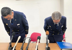 気道確保用のチューブを誤挿管する事案が起きたことを謝罪する尼崎市消防局の（右から）前田秀樹企画管理課長と渡辺賢一救急課長＝尼崎市役所