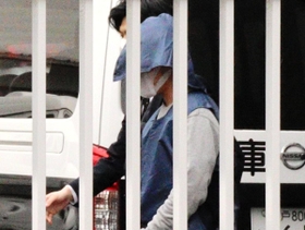 兵庫署から送検される吉岡隼人容疑者＝１０日午後０時５６分、神戸市兵庫区下沢通３