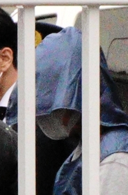 兵庫署から送検される吉岡隼人容疑者＝１０日午後０時５６分、神戸市兵庫区下沢通３