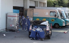 女性従業員が刺されたヤマト運輸神戸北鈴蘭台センターを調べる捜査員ら＝２０２０年１０月６日、神戸市北区山田町小部