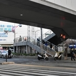 三ノ宮駅前で成人男性が歩道橋から転落し、兵庫県警によって規制線が張られた現場＝午後５時２１分、神戸市中央区三宮町１