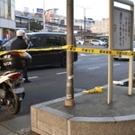 三ノ宮駅前で成人男性が歩道橋から転落し、兵庫県警によって規制線が張られた現場＝午後５時１２分、神戸市中央区三宮町１