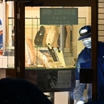 強盗事件が発生した宝飾店を調べる捜査員たち＝７日午後７時１４分、神戸市兵庫区上沢通８