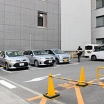 吉岡隼人容疑者がいたとみられる駐車場＝９日午後０時１９分、神戸市中央区磯上通７