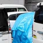 吉岡隼人容疑者が使用していたとみられる車両はブルーシートに覆われていた＝９日午後０時３１分、神戸市中央区磯上通７