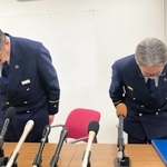 気道確保用のチューブを誤挿管する事案が起きたことを謝罪する尼崎市消防局の（右から）前田秀樹企画管理課長と渡辺賢一救急課長＝尼崎市役所