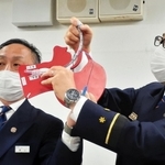 気道確保用チューブの挿管方法を説明する尼崎市消防局の渡辺賢一救急課長（右）ら。あおむけの状態で上側の気管に入れるところを、下側の食道に入れてしまっていた＝尼崎市役所