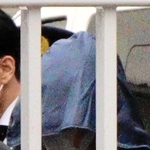 兵庫署から送検される吉岡隼人容疑者＝１０日午後０時５６分、神戸市兵庫区下沢通３