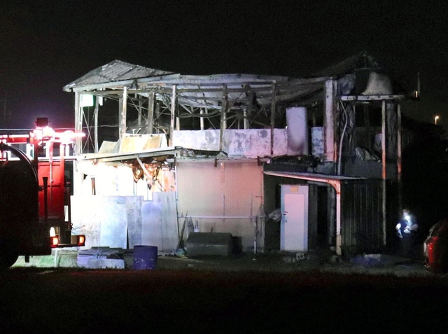 火災が発生した倉庫＝２３日午前４時２３分、加古川市神野町福留