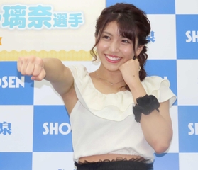 ファースト写真集の発売記念イベントを行ったぱんちゃん璃奈＝２０２２年６月、東京都内