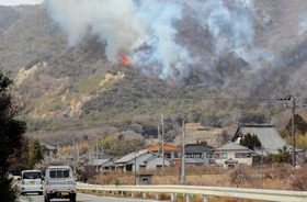 炎や煙が立ち上る火災現場＝１２日午後、赤穂市大津